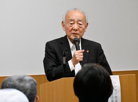 講演する徳田靖之弁護士＝２１日午後、東京都内