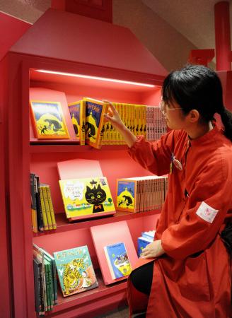　蔵書を自由に閲覧できる「魔法の文学館」＝東京都江戸川区