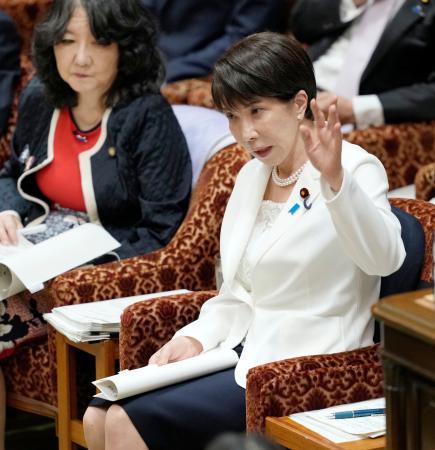 衆院予算委で答弁のため挙手する高市首相＝２２日午前