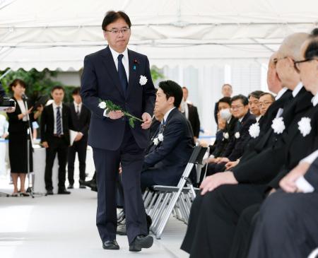 ハンセン病患者や元患者の追悼と名誉回復のための式典で、献花する上野厚労相=22日午前、厚労省