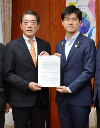 鈴木農相(右)に実態解明などの要望書を手渡す中村時広愛媛県知事=22日午前、農水省