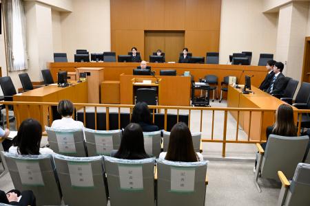 内田梨瑚被告の判決公判が開かれた旭川地裁の法廷＝２２日午後