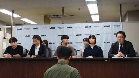 記者会見する原告ら＝２２日午後、東京・霞が関の司法記者クラブ