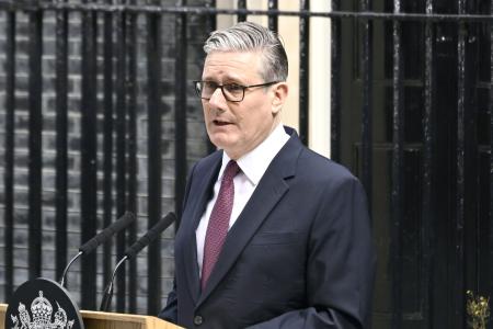 　２２日、英ロンドンの首相官邸前で辞任を表明するスターマー首相（共同）