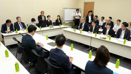 超党派の国会議員による「空襲議連」の総会＝２２日午後、国会