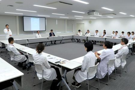 女性への子宮移植を検討する藤田医大のワーキンググループの初会合。左奥はあいさつする木須伊織教授＝２２日午後、愛知県豊明市