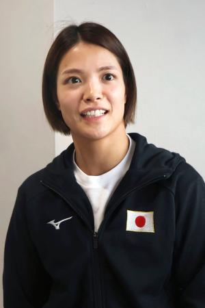 取材に応じる柔道女子の阿部詩＝２２日、成田空港
