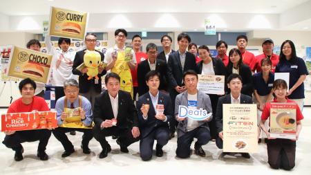 　農水省で開かれた「フードテック」試食会の関係者ら＝２２日午後