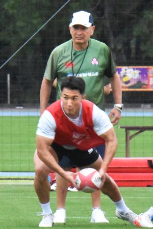 練習を見守るラグビー日本代表のジョーンズ・ヘッドコーチ（奥）＝２２日、宮崎市