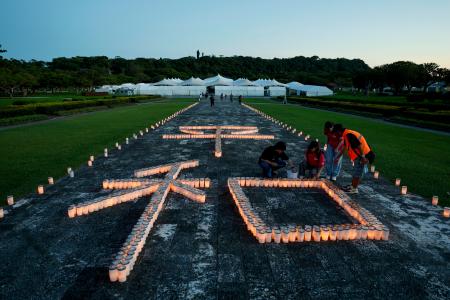 沖縄全戦没者追悼式の前夜祭で、ろうそくの火で浮かび上がった「平和」の文字＝２２日夕、沖縄県糸満市の平和祈念公園