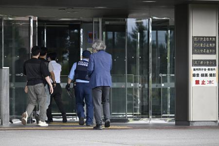 内田梨瑚被告の判決公判が開かれた旭川地裁に入る警察官。判決言い渡しの途中で法廷に男1人が乱入し公判は一時休廷した=22日午後
