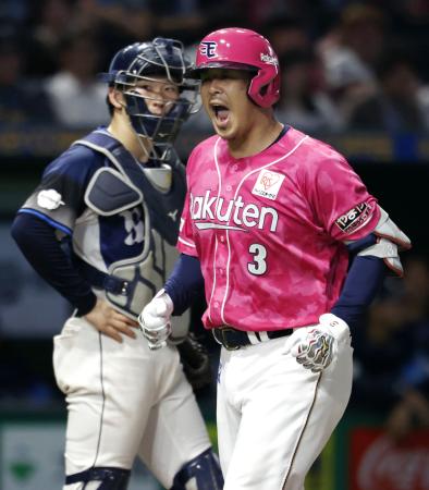 11回、同点ソロを放ち雄たけびを上げる楽天・浅村。捕手小島=東京ドーム