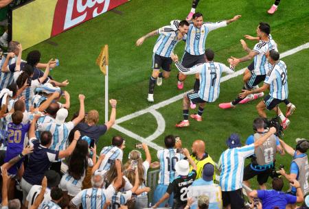 アルゼンチン―オーストリア 試合終了間際、自身2点目のゴールを決め喜ぶアルゼンチンのメッシ(10)=ダラス(共同)