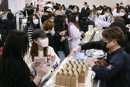 買い物客で賑わう百貨店＝２０２３年、名古屋市内