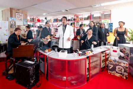 演奏する「オリジナル・ラブ」＝東京都渋谷区のＮＨＫ放送センター