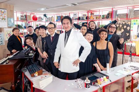 　記念写真に納まる「オリジナル・ラブ」の田島貴男（中央）ら＝東京都渋谷区のＮＨＫ放送センター