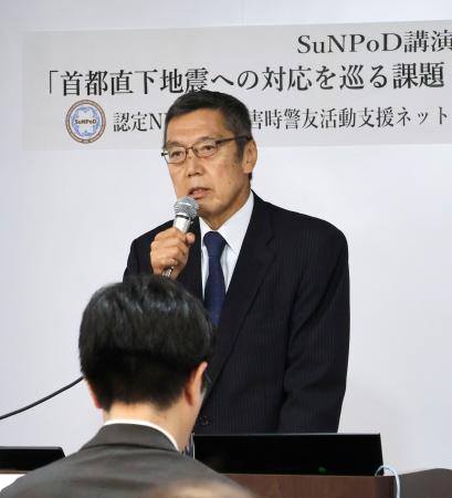 講演会であいさつするＮＰＯ法人「災害時警友活動支援ネットワーク」の竹内直人さん＝２３日午後、東京都港区