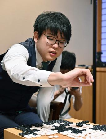 囲碁の第５１期碁聖戦第１局で先勝した挑戦者の佐田篤史七段＝２３日午後、大阪市の日本棋院関西総本部
