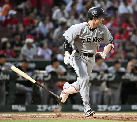 ５回巨人２死一、二塁、松本が左前に適時打を放つ＝マツダ