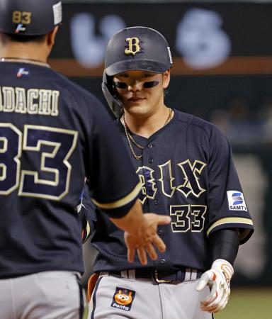 ８回、この試合３安打目となる中前打を放ちコーチとタッチするオリックス・杉沢＝みずほペイペイドーム
