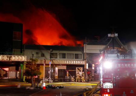 火災が発生した島根県出雲市の商店街＝２３日午後１０時５１分