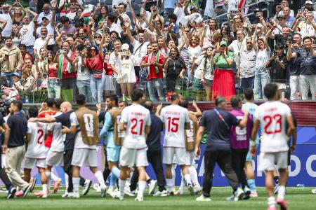 ２１日、米ロサンゼルスのスタジアムで、サッカーＷ杯イラン代表に声援を送るサポーター（ゲッティ＝共同）
