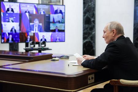 ２３日、モスクワでオンライン政府会合を開くロシアのプーチン大統領（右）（大統領府提供・タス＝共同）