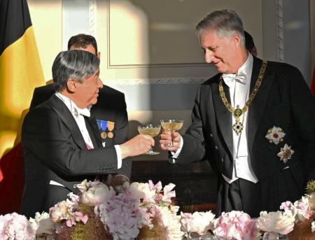 晩さん会でベルギーのフィリップ国王と乾杯される天皇陛下＝２３日、ブリュッセル（代表撮影・共同）