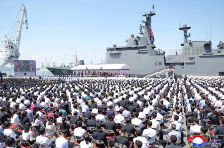 開かれた北朝鮮の５千トン級の新型駆逐艦「崔賢」の就役式＝２３日、北朝鮮西部・南浦港（朝鮮中央通信＝共同）