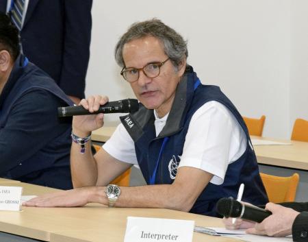 東電との面会で発言するＩＡＥＡのグロッシ事務局長＝２４日午前、福島第１原発