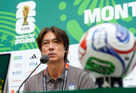 南アフリカ戦を前に記者会見する韓国の洪明甫監督＝２３日、モンテレイ（ＡＰ＝共同）