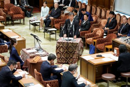 衆院内閣委で日本国旗損壊罪法案の趣旨説明をする松野博一氏（中央）＝２４日午前