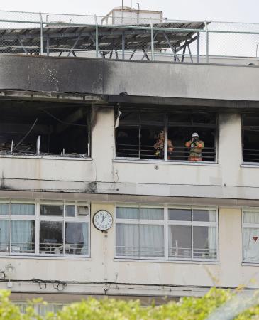 火災があった東京都北区立滝野川第三小の現場で活動する消防隊員＝１９日