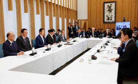 首相官邸で開かれた地域未来戦略に関する関係会議＝２４日午後