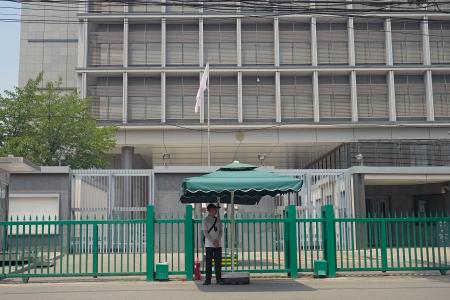 北京の在中国日本大使館＝２４日（共同）