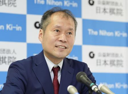 就任記者会見をする日本棋院の高尾紳路理事長＝２４日午後、東京都千代田区の日本棋院