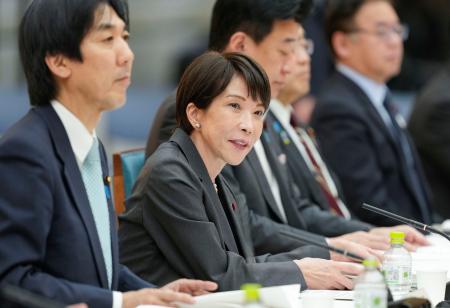 日本成長戦略会議と経済財政諮問会議の合同会議であいさつする高市首相(左から2人目)=24日午後、首相官邸