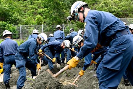救助訓練で土砂をかき分ける機動隊員ら＝２４日午後、静岡市