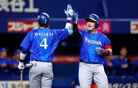 ３回、本塁打を放ち、度会（左）と喜ぶＤｅＮＡ・牧＝バンテリンドーム
