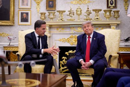 ２４日、米ホワイトハウスで、トランプ大統領（右）と会談するＮＡＴＯのルッテ事務総長＝ワシントン（ゲッティ＝共同）