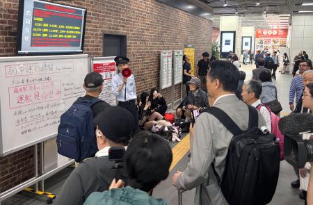 地震の影響で運転見合わせとなった列車の運行情報を説明する駅員=25日午前8時35分、JR盛岡駅