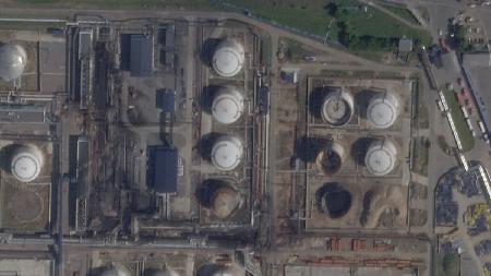 ウクライナ軍の無人機攻撃を受けたモスクワの大規模製油所の衛星写真=20日(2026 Planet Labs PBC提供・ロイター=共同)