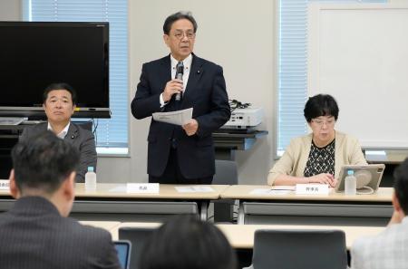 立憲民主党の全議員懇談会であいさつする水岡代表＝２５日午前、国会