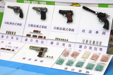 ワゴン車内から見つかった拳銃と実弾など=25日午前、神奈川県警厚木署