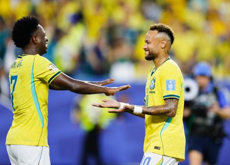 スコットランドに快勝しビニシウス(左)とタッチを交わすブラジルのネイマール=マイアミ(共同)
