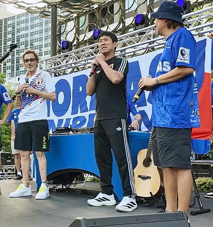 日本代表のサポーターが集まるイベントにサプライズ登場した森保監督（中央）＝２４日、ダラス（共同）