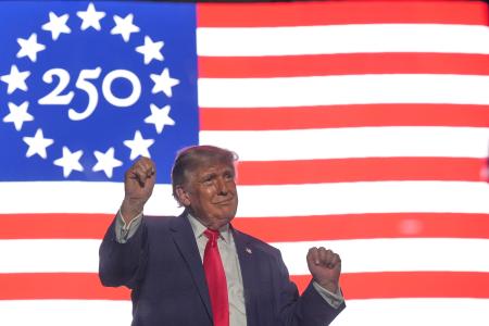 集会に参加した米トランプ大統領=24日、ワシントン(AP=共同)