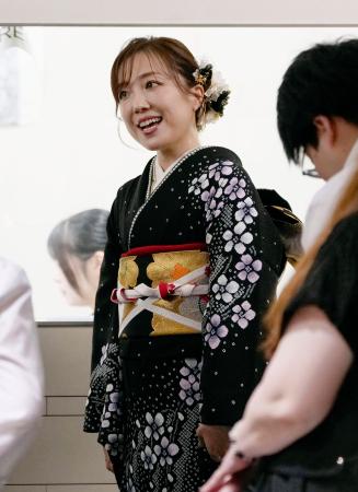 高市首相と面会し、記者団の取材に応じる「きもの大使」の平原綾香さん＝２５日午後、首相官邸