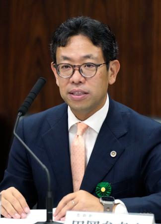 参院法務委で参考人として発言する田岡直博弁護士＝２５日午前