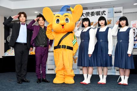 警視庁の交通安全広報大使に任命されたお笑いコンビ「ぺこぱ」（左）とダンスグループ「アバンギャルディ」の３人＝２５日午後、警視庁本部